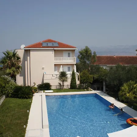 Grosse Mit Pool, Garten Und Terrasse