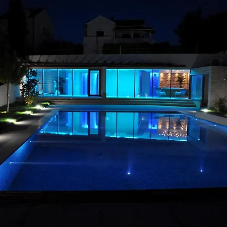 Grosse Mit Pool, Garten Und Terrasse Splitska