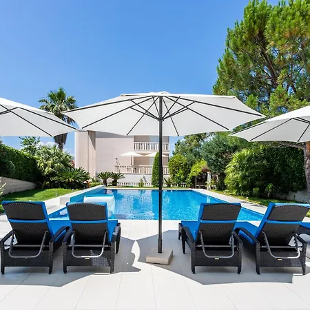 Grosse Mit Pool, Garten Und Terrasse *
