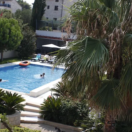 Grosse Mit Pool, Garten Und Terrasse