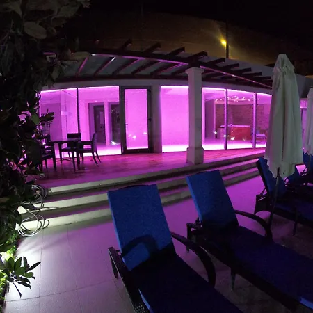 Grosse Mit Pool, Garten Und Terrasse Lägenhet *
