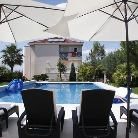 Grosse Mit Pool, Garten Und Terrasse * Splitska
