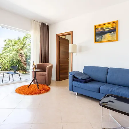아파트 Grosse Mit Pool, Garten Und Terrasse 스프리트스카