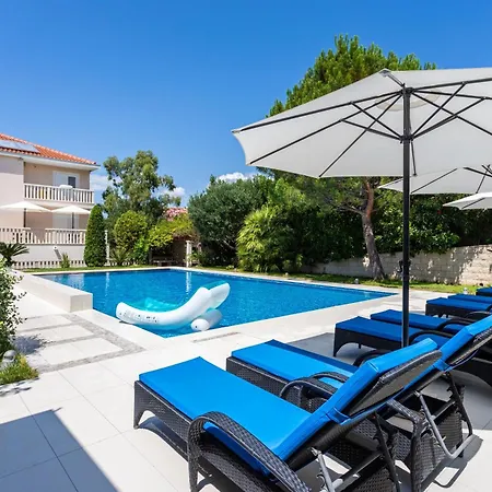 Grosse Mit Pool, Garten Und Terrasse