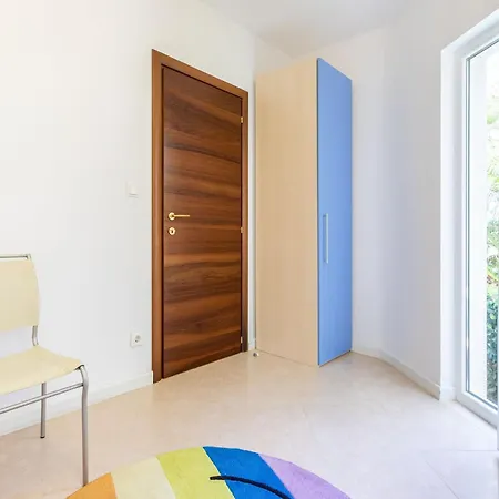 Grosse Mit Pool, Garten Und Terrasse * 스프리트스카