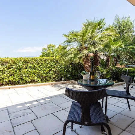 Grosse Mit Pool, Garten Und Terrasse