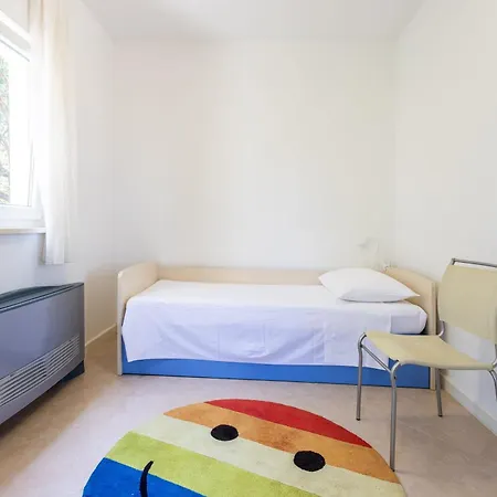 아파트 Grosse Mit Pool, Garten Und Terrasse