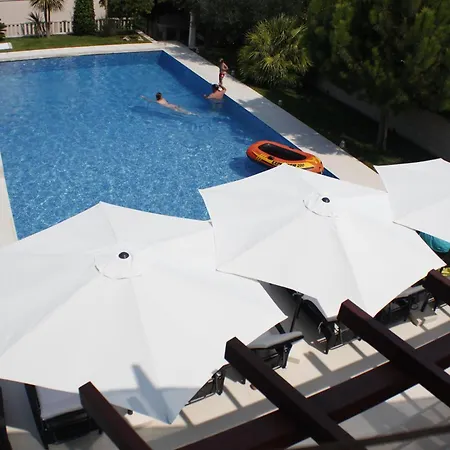 Grosse Mit Pool, Garten Und Terrasse Appartement