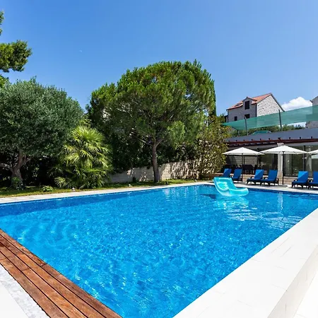 Grosse Mit Pool, Garten Und Terrasse Appartement