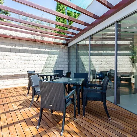 Grosse Mit Pool, Garten Und Terrasse * Splitska