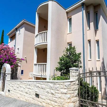 Appartement Grosse Mit Pool, Garten Und Terrasse