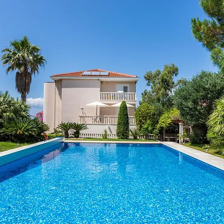 Grosse Mit Pool, Garten Und Terrasse