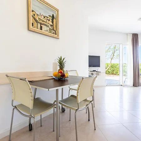 Appartement Grosse Mit Pool, Garten Und Terrasse *