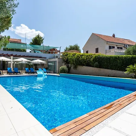 Grosse Mit Pool, Garten Und Terrasse *