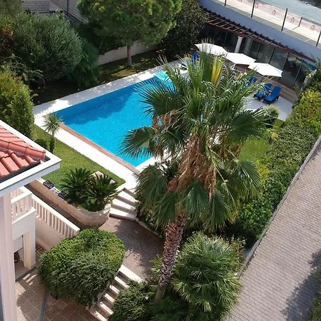Grosse Mit Pool, Garten Und Terrasse Appartement