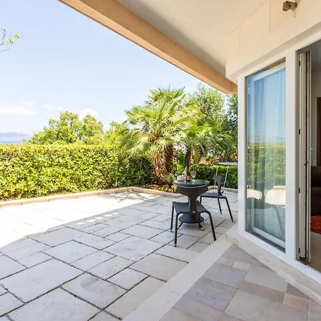 Appartement Grosse Mit Pool, Garten Und Terrasse Splitska